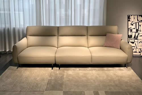 沙發的起源可追溯到公元前2000年左右的古埃及，但真正意義的軟包沙發則出現於十六世紀末至十七世紀初。